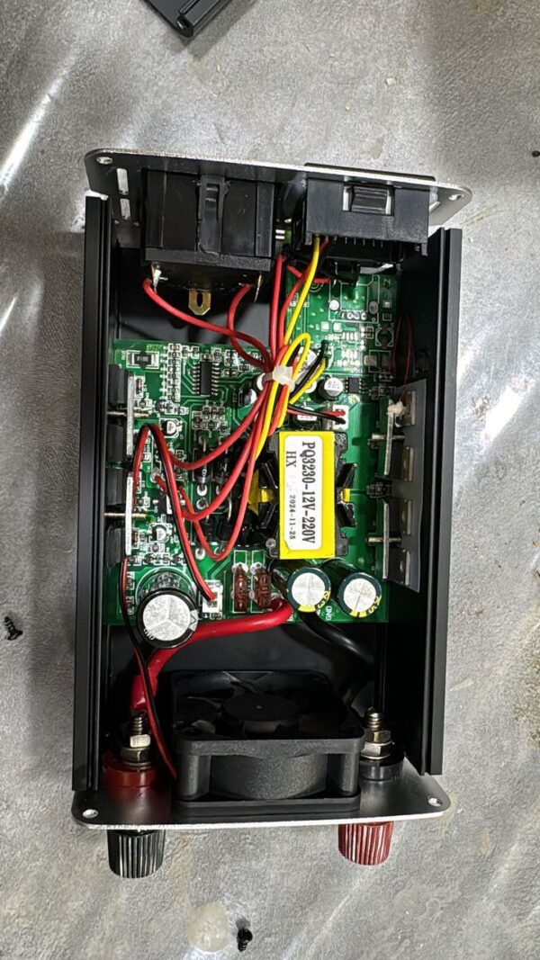 مبدل برق(اینورتر)12ولت به220 شهری 2000وات کوماکس مدل220v